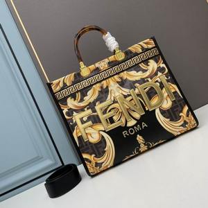 Fendi Handbags 562